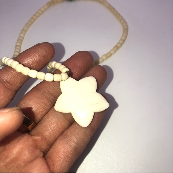 VTG Bone Bead Necklace & Flower Pendant w Hook Clasp 19” & 1.5” Pendant - Picture 4 of 6